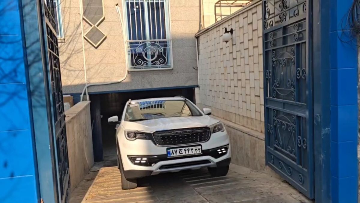 علی تاجرنیا بدون صحبت با اهالی رسانه، محل باشگاه استقلال را ترک کرد