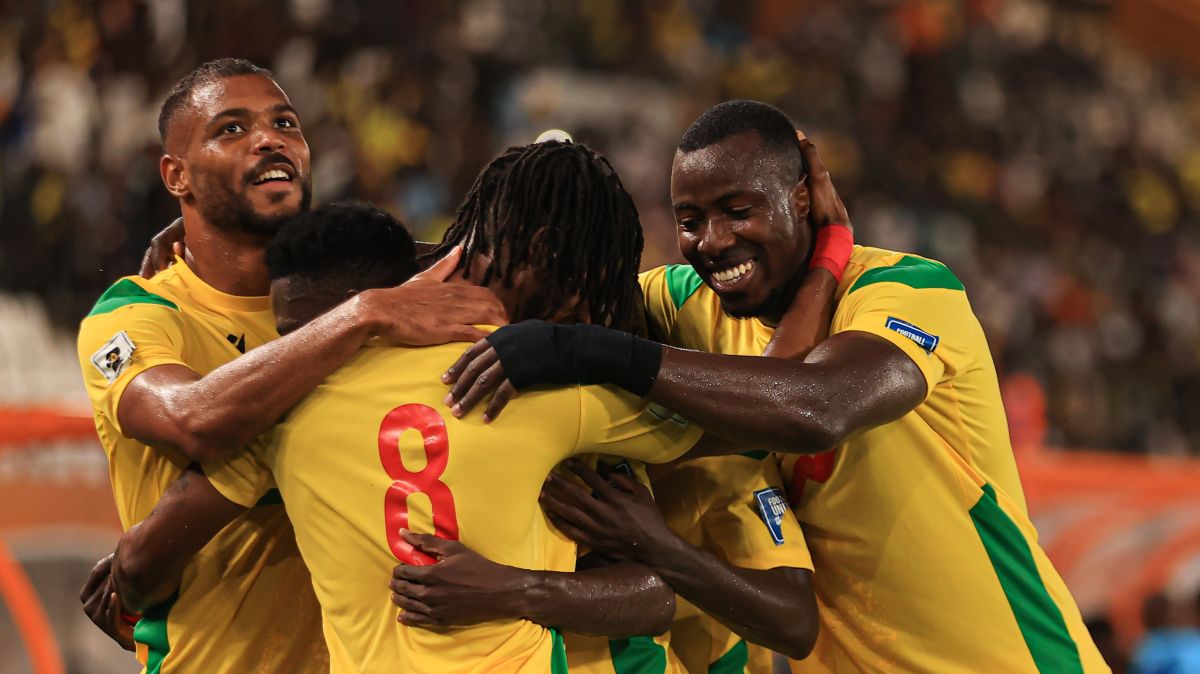 پوستر عجیب فدراسیون فوتبال بنین؛ محمد صلاح شلاق میخورد! (عکس)