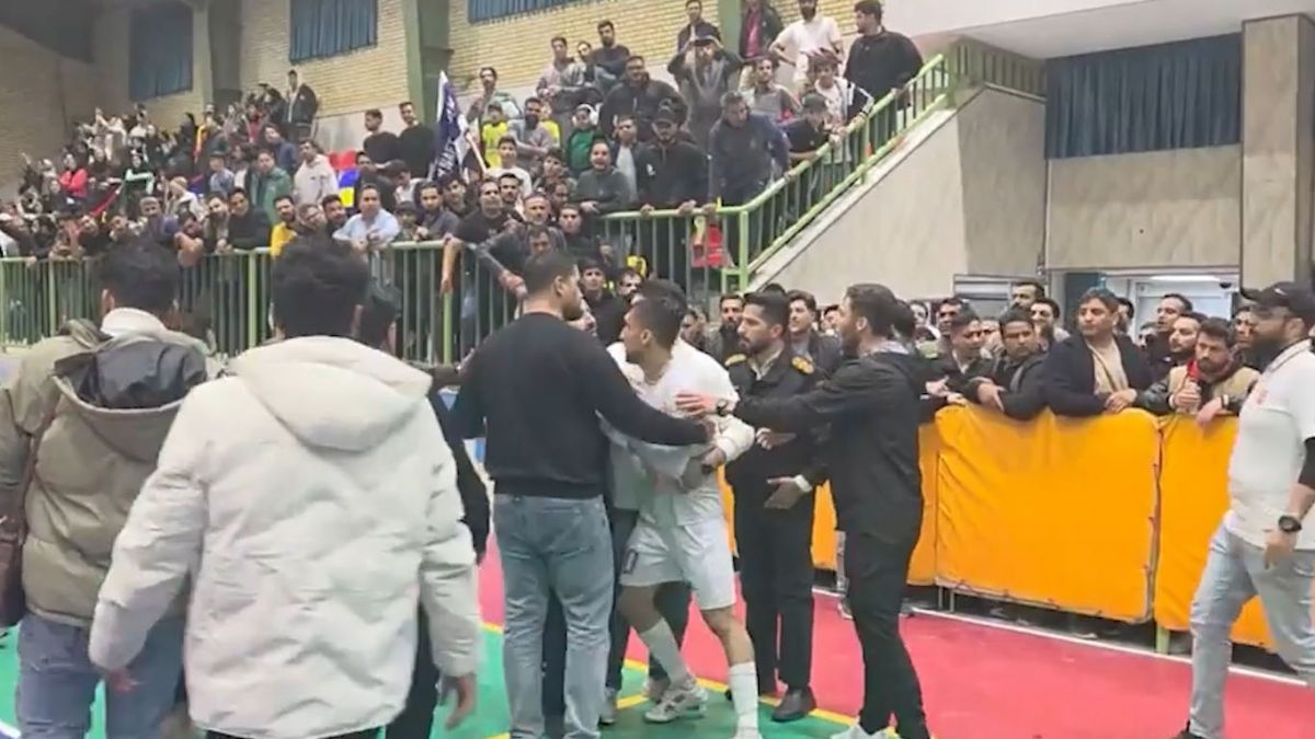 درگیری شدید علیرضا رفیعی پور بازیکن گیتی پسند با برخی از عوامل و هواداران تیم پالایش نفت اصفهان