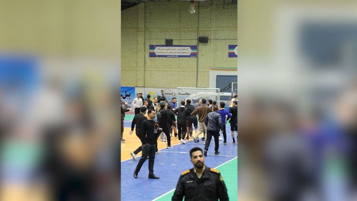 ورود هوادار پالایش نفت اصفهان به داخل زمین و فحاشی به بازیکن گیتی‌ پسند