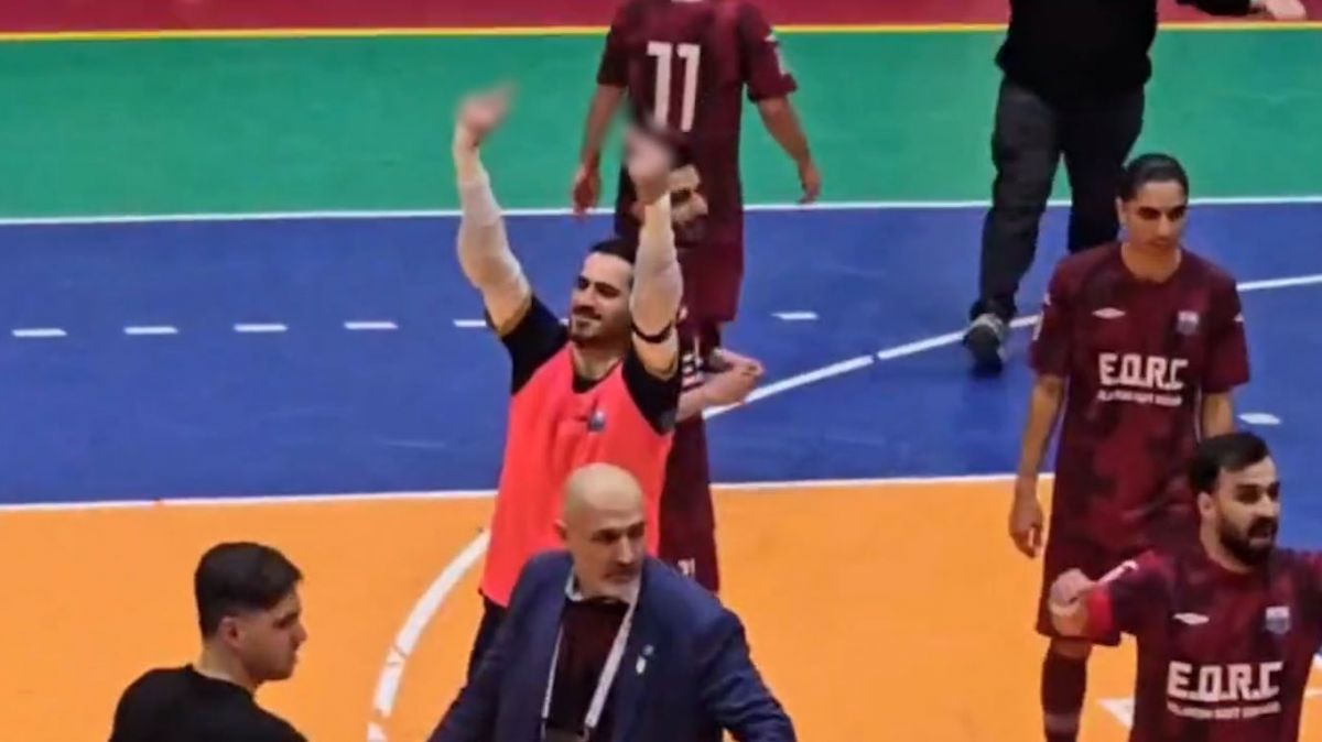 رفتارهای فوق منشوری بازیکن پالایش نفت اصفهان در پایان دیدار با گیتی‌ پسند