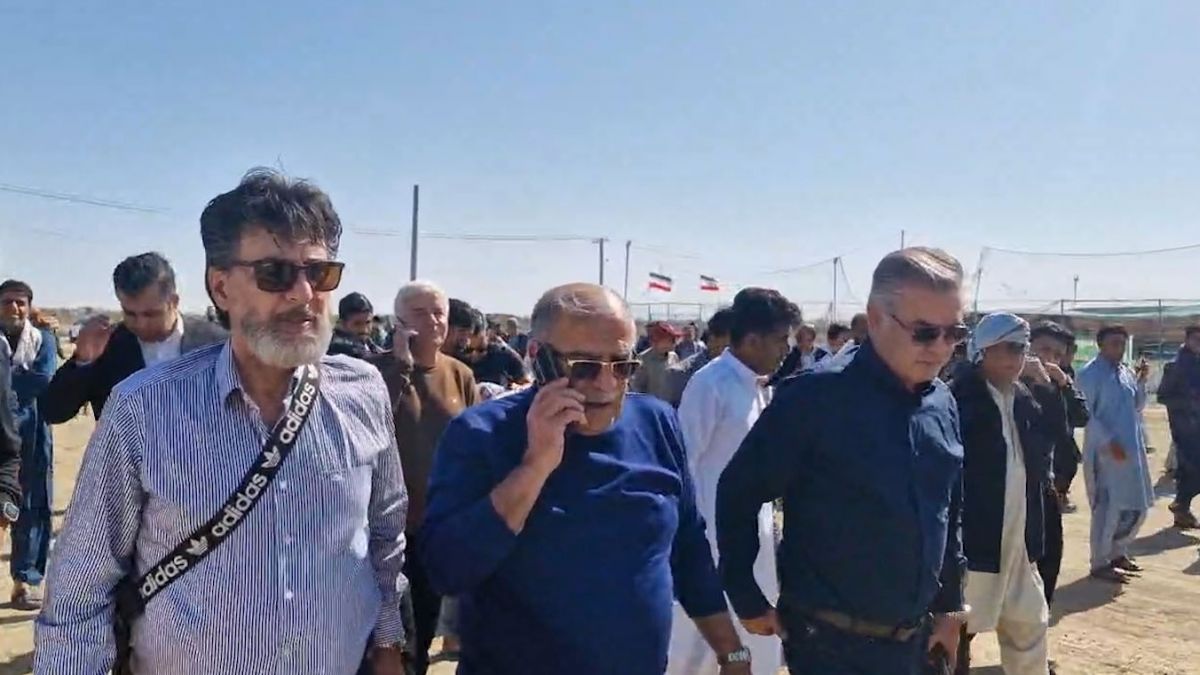 حضور تعدادی از پیشکسوتان و اهالی فوتبال در روستای پیوشک برای افتتاح چمن مصنوعی