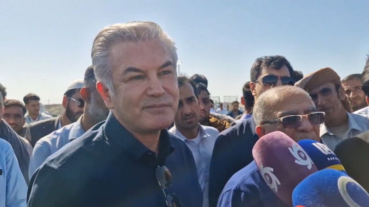 صحبت های حمید استیلی درباره افتتاح زمین چمن در روستای پیوشک جاسک