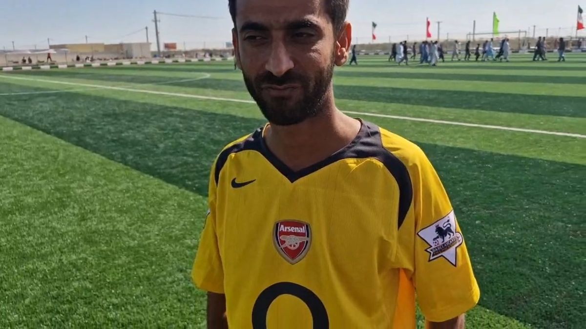 گفت و گو با هوادار آرسنالی پرسپولیسی در جاسک در حاشیه افتتاح زمین چمن روستای پیوشک