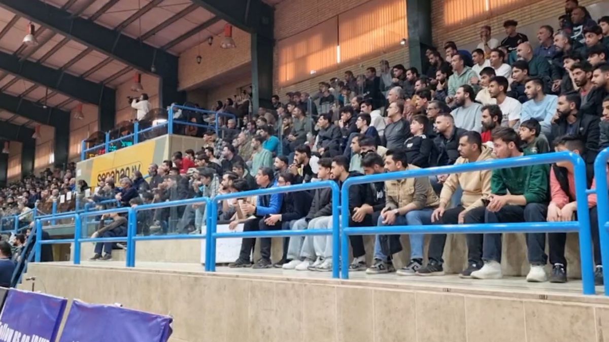 سالن ملت اصفهان غرق در جمعیت مشتاقان والیبال برای دیدار سپاهان مقابل پیکان