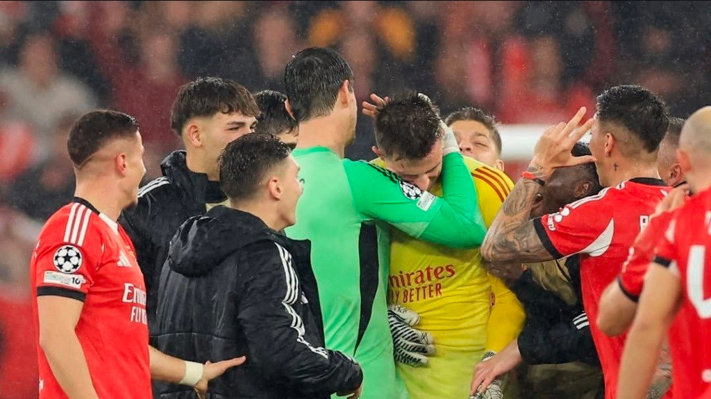 عکس؛ لحظه‌ای که کورتوا به دروازه‌بان بنفیکا تبریک گفت