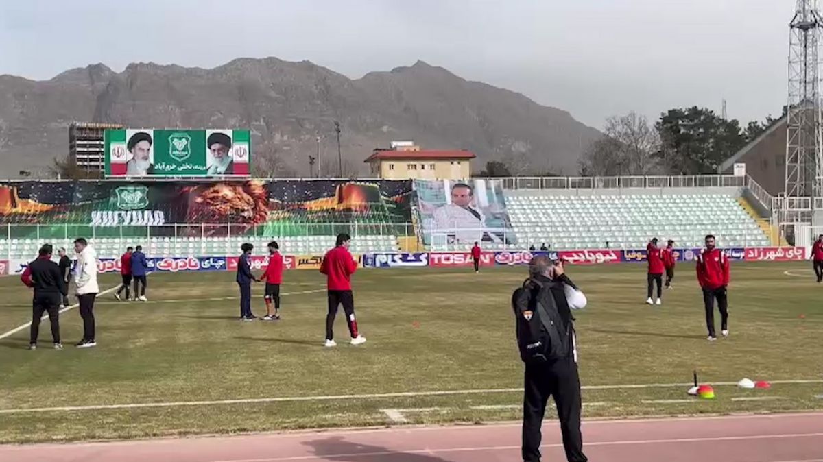 ورود دو تیم خیبر و فولاد به ورزشگاه و بازدید از چمن