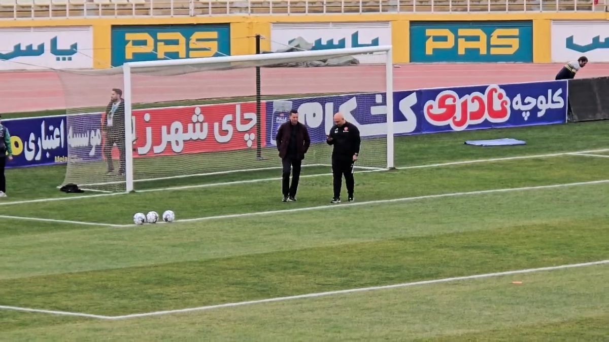 بازدید اوسمار از چمن ورزشگاه قبل از بازی با چادرملو