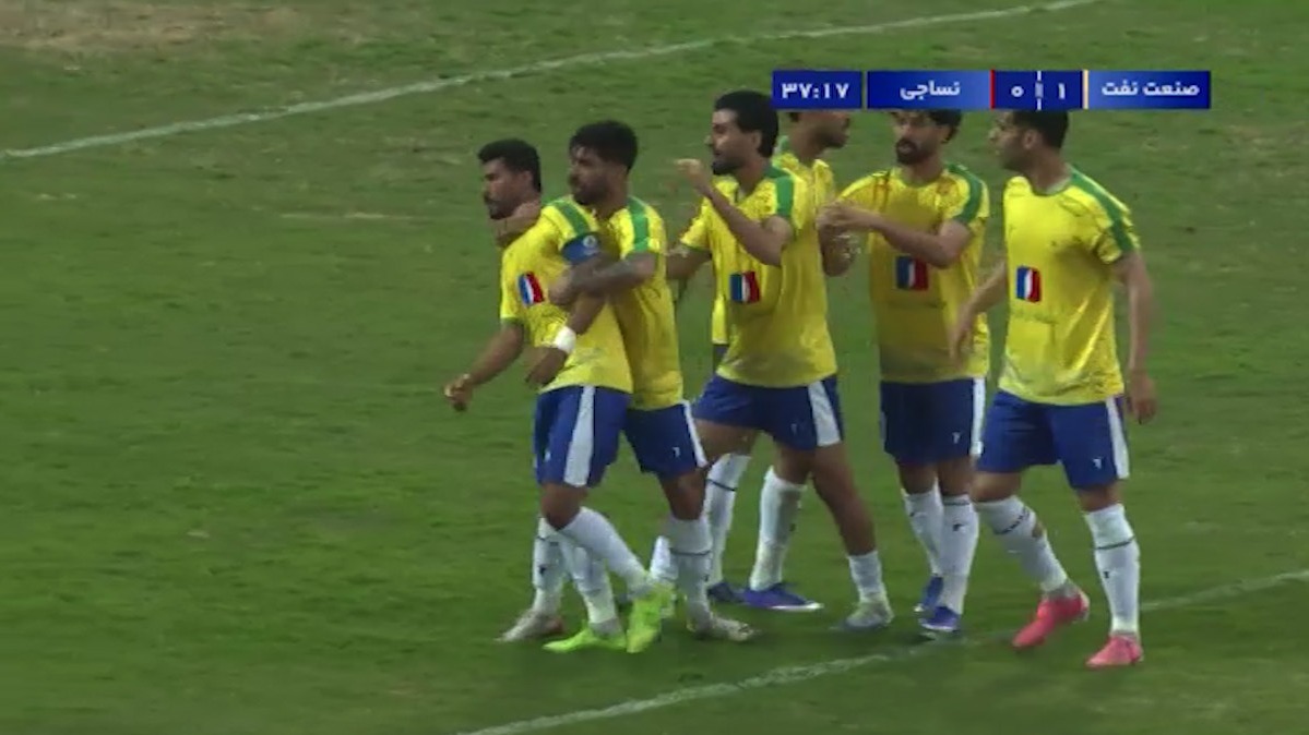 گل اول صنعت نفت آبادان به نساجی (کاشته طالب ریکانی)