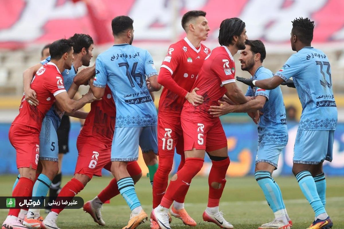 گزارش تصویری/ دیدار تیمهای پرسپولیس و چادرملو (بخش اول)