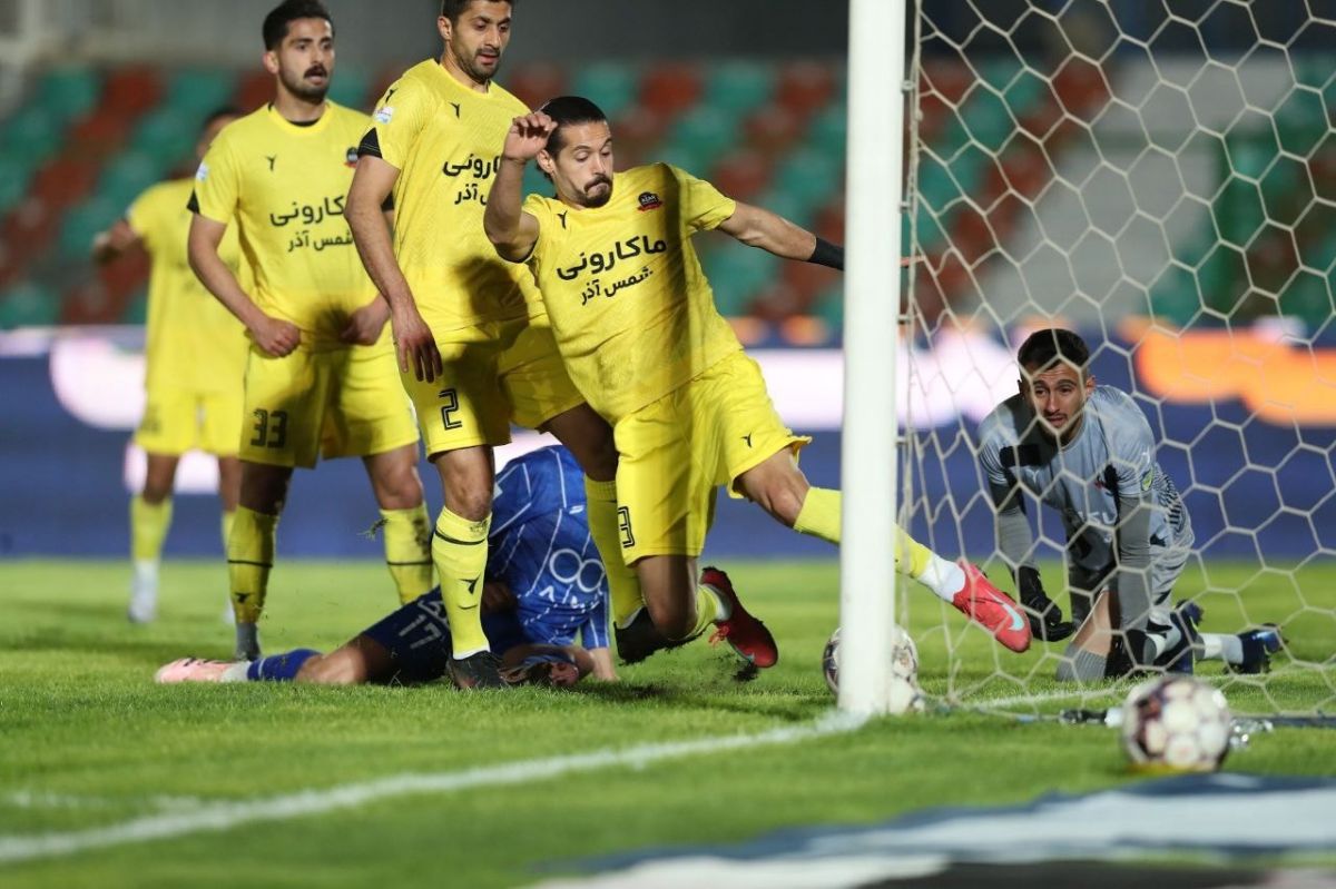 شمس آذر بعد از چند دقیقه گل خورد؟