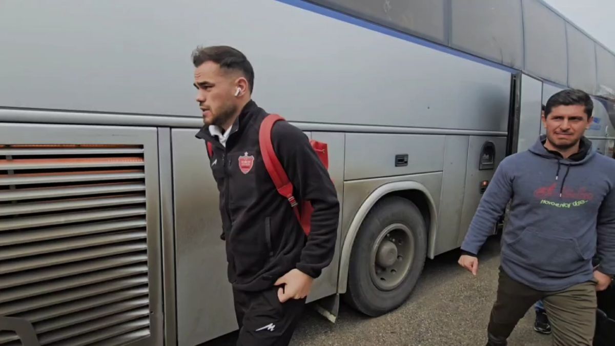 حواشی ورود بازیکنان پرسپولیس و ملوان به ورزشگاه سیروس قایقران