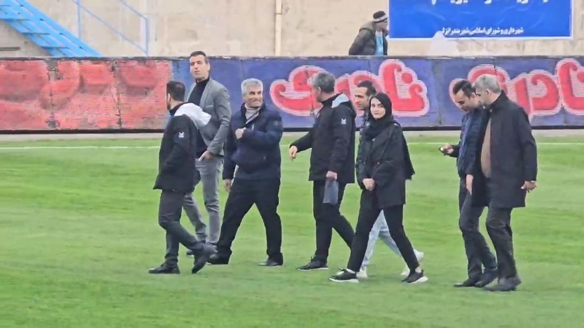 بازدید بازیکنان و داوران از چمن ورزشگاه سیروس قایقران پیش از تقابل ملوان و پرسپولیس