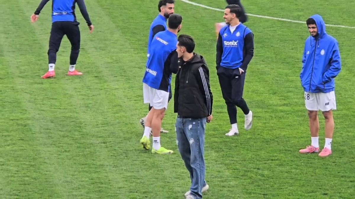 حضور سینا خادم پور بازیکن جنجالی ملوان در ورزشگاه حین گرم کردن بازیکنان ملوان و پرسپولیس