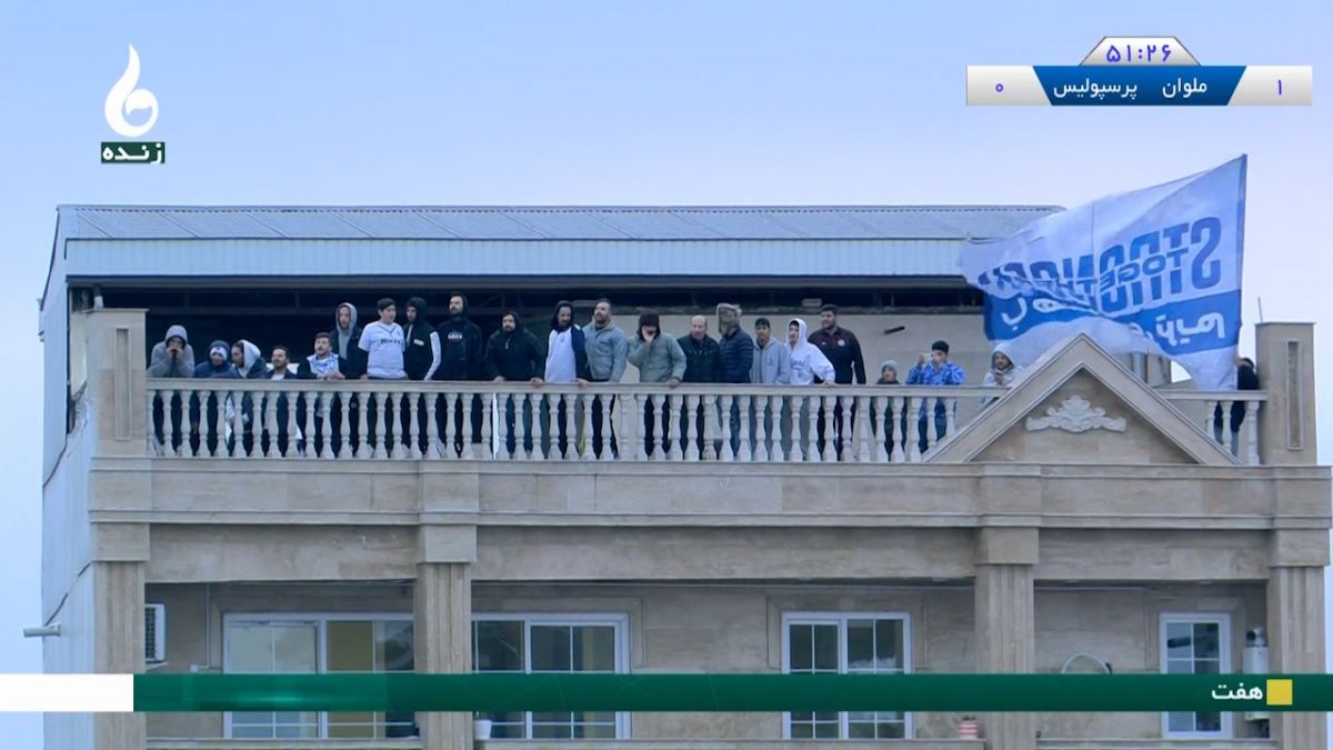 تماشاگران ملوانی از خانه ‌های اطراف در حال مشاهد مسابقه