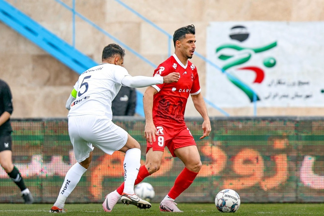 بهانه‌های علیپور؛ گل نمی‌زنم؟ تقصیر چمن است!