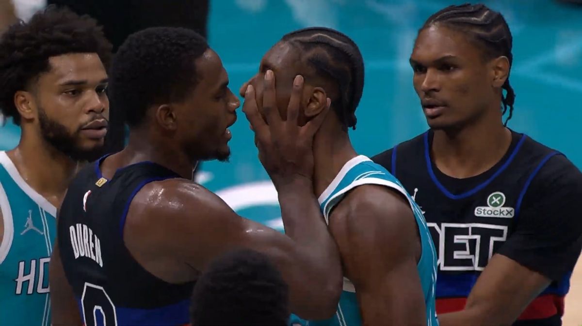 درگیری و زد و خورد شدید بازیکنان در بازی بسکتبال دیترویت و شارلوت