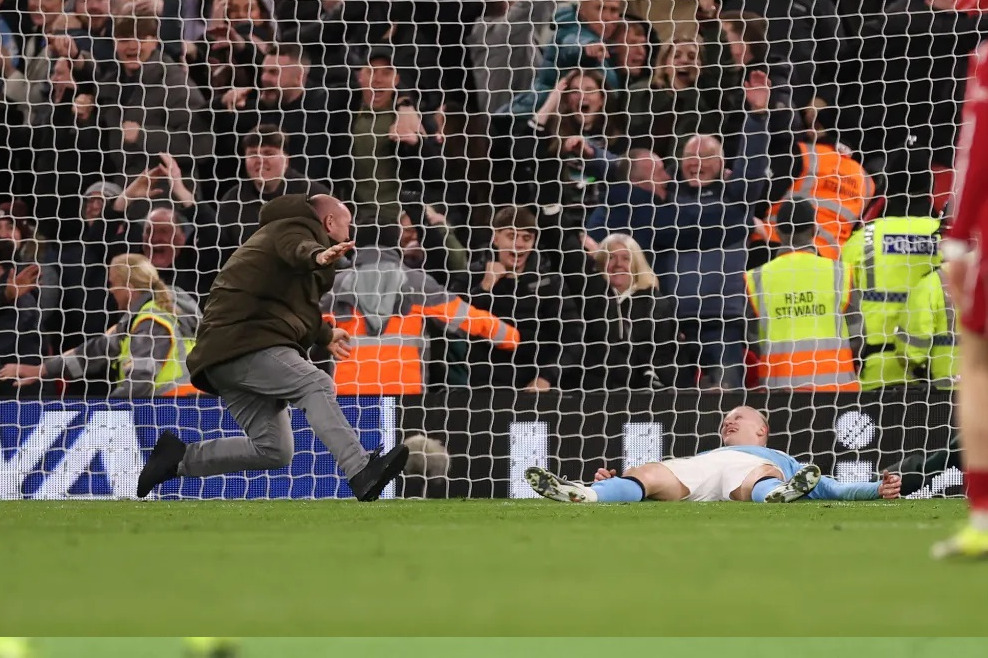 عکس؛ لحظه‌ای که یک هوادار روی هالند شیرجه زد