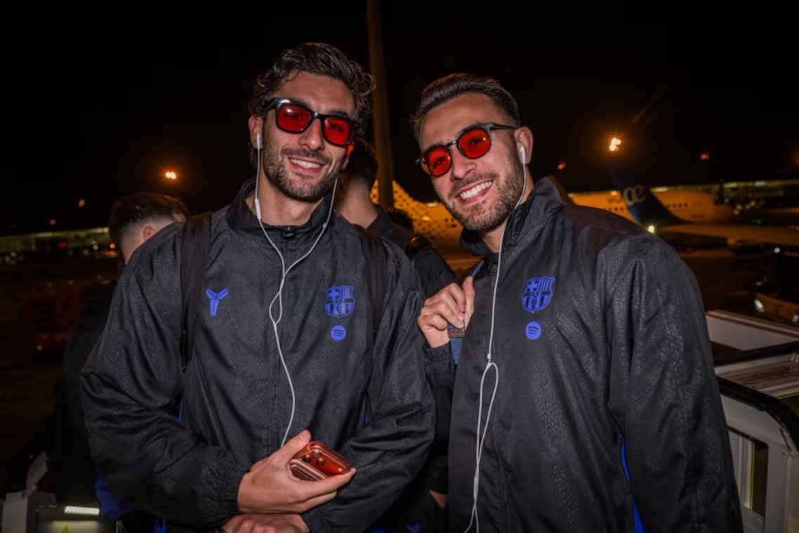 عکس؛ سفر بازیکنان بارسلونا به مادرید با عینک‌های ویژه