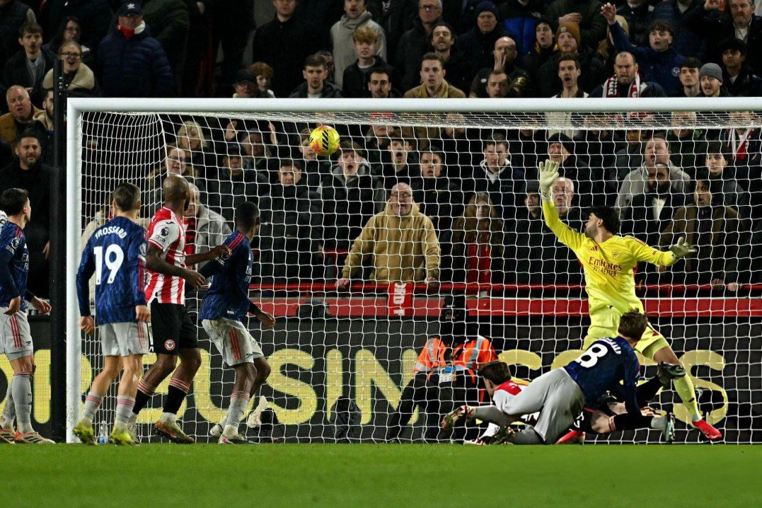 صدرنشین لیگ برتر انگلیس دو امتیاز از دست داد