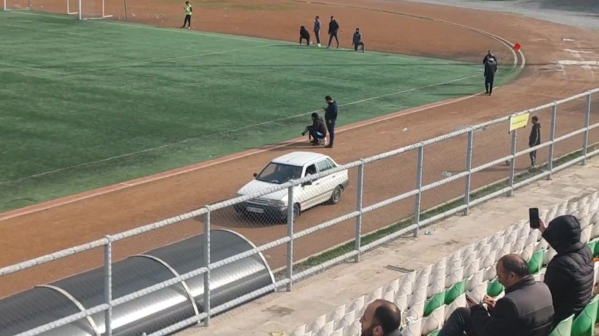 خروج مصدوم با ماشین شخصی و حضور هواداران در بازی بدون تماشاگر در لیگ دسته سه!