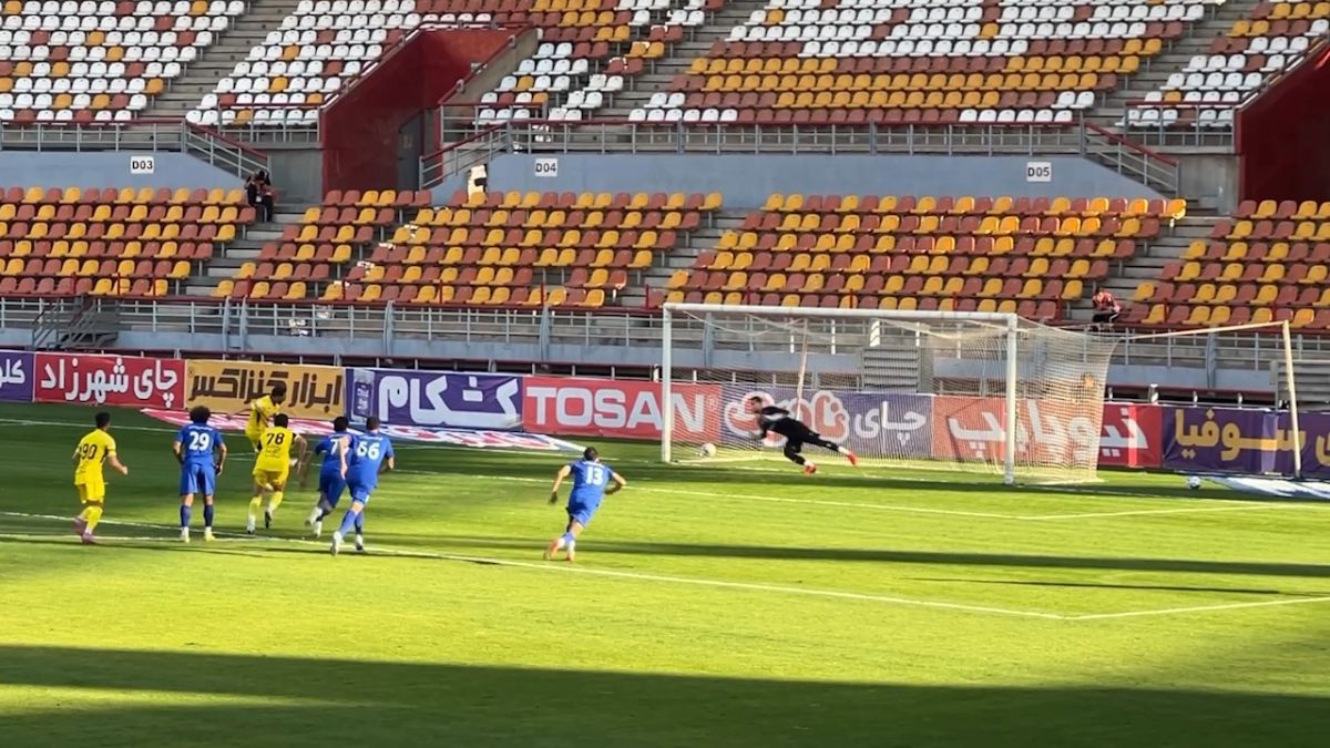 لحظه اعلام پنالتی برای فجر و سیو توسط دروازه‌بان استقلال خوزستان