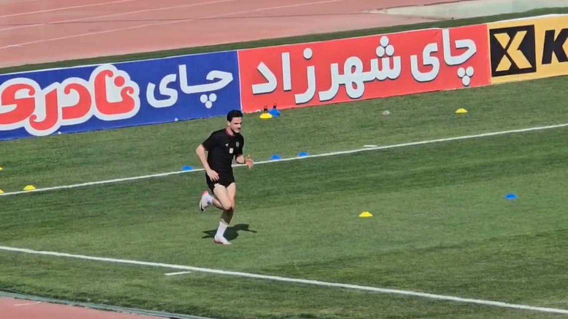 گرم کردن کسری طاهری بازیکن پیکان پیش از بازی با مس رفسنجان