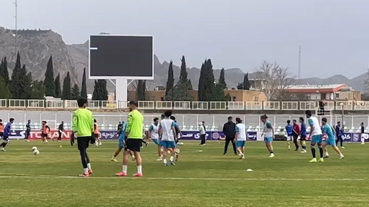 گرم کردن بازیکنان خیبر و ملوان پیش از دیدار دو تیم