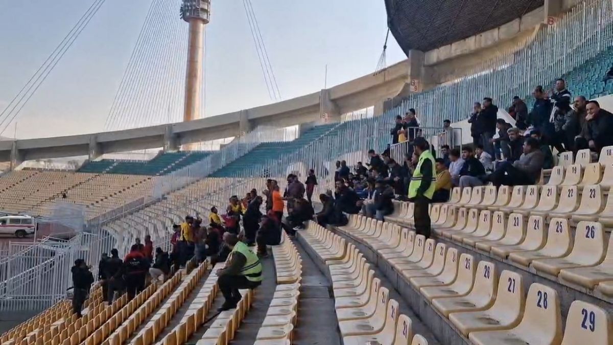 حضور هواداران نساجی در ورزشگاه برای تماشای دیدار مقابل نیروی زمینی