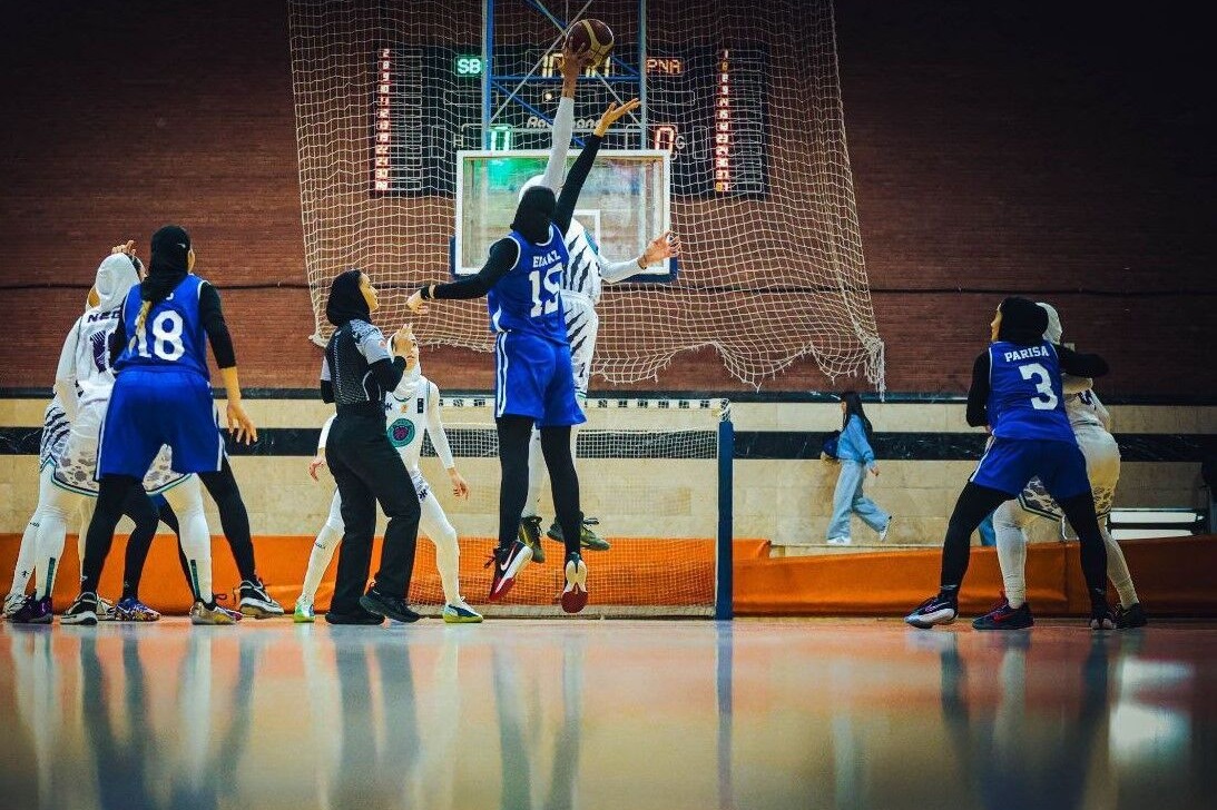 جدال مدعیان لیگ برتر بسکتبال بانوان در نیمهنهایی؛ استقلال به بهمن خورد