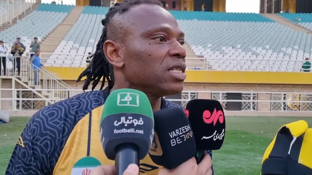 یک نیجریه‌ای روی نیمکت تیمهای پایه سپاهان