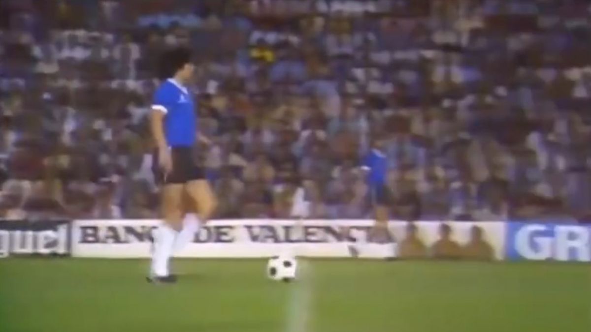 حرکت تماشایی مارادونا در سال ۱۹۸۱ در بازی دوستانه مقابل والنسیا