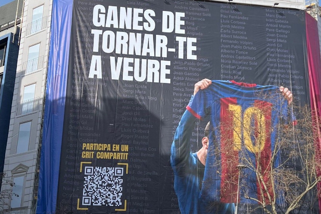 بنری عظیم از مسی و قول بازگشت او؛ ترفند جدید کاندیدای ریاست بارسلونا