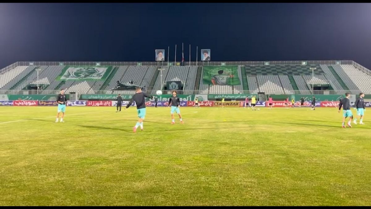 گرم کردن بازیکنان آلومینیوم و پیکان قبل از مسابقه