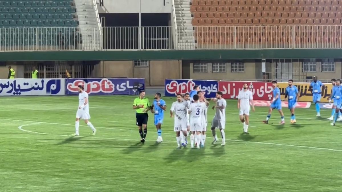 گل ‌گل‌ گهر مقابل چادرملو از زاویه دوربین فوتبالی