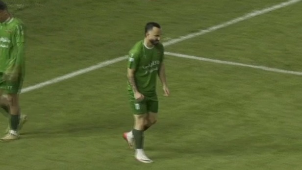 شوت داریوش شجاعیان توسط مدافع فجر از روی خط دروازه دفع شد