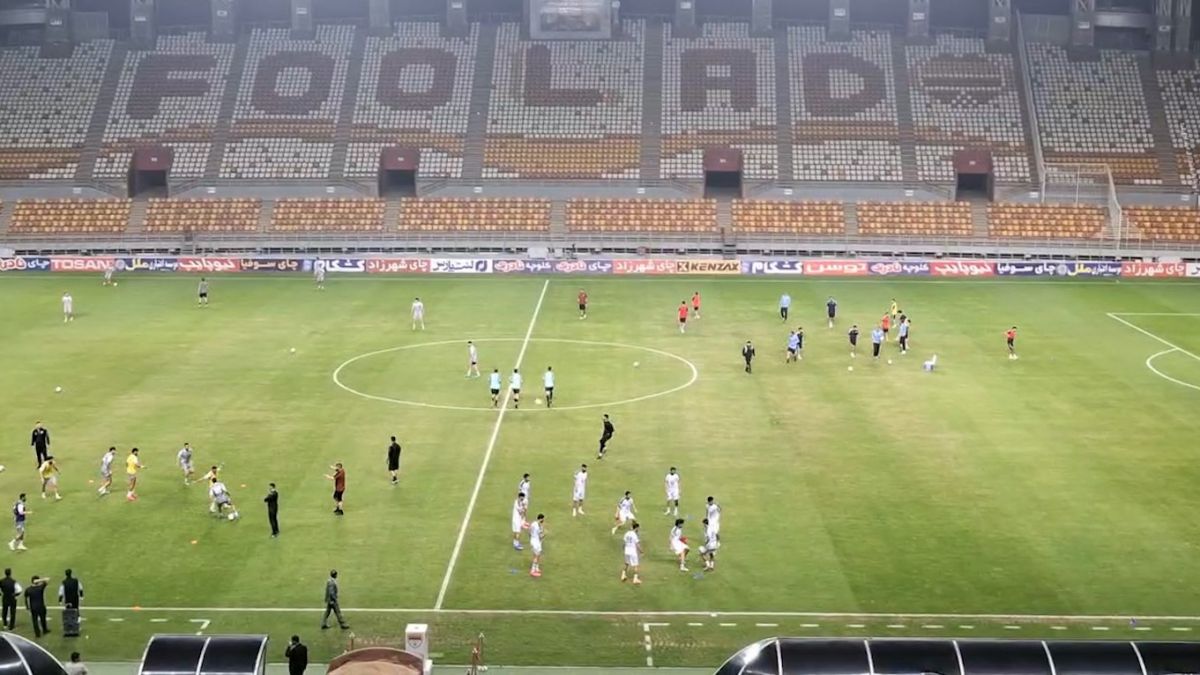 حال و هوای ورزشگاه فولاد آره‌نا و گرم کردن تیم های فولاد و ذوب آهن