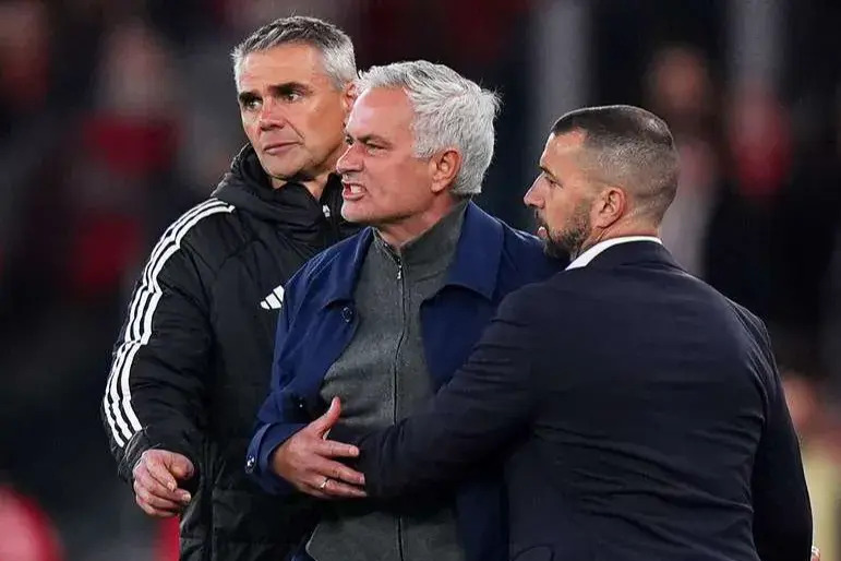 سردبیر آ اس: مورینیو باید از ستاره رئال مادرید عذرخواهی کند