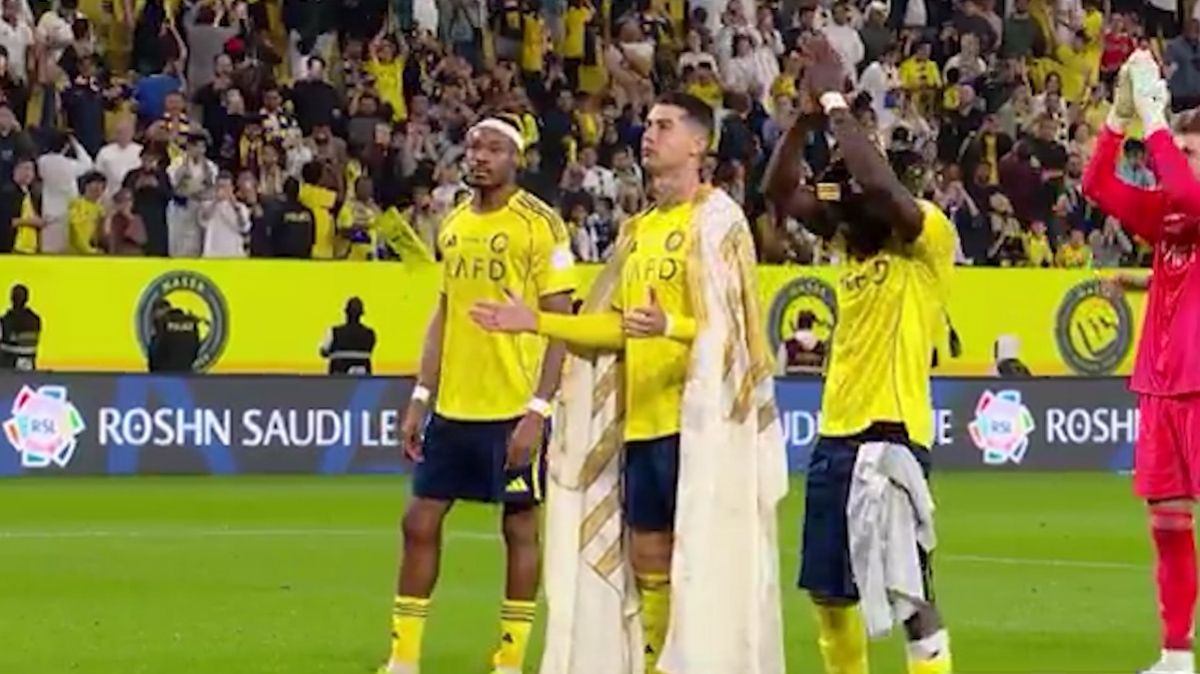 پوشیدن لباس سنتی اعراب توسط رونالدو بعد از بازی با الحزم و گرفتن جشن همراه با هواداران النصر