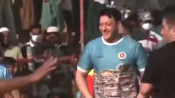 دیدار اوزیل با کودکان اردوگاهای پناهندگان در بنگلادش