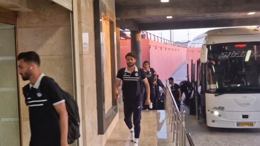 ورود تیمهای مس رفسنجان و استقلال به ورزشگاه