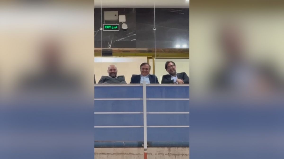 حضور سهراب بختیاریزاده در کنار علی تاجرنیا در حاشیه بازی استقلال مقابل مس رفسنجان