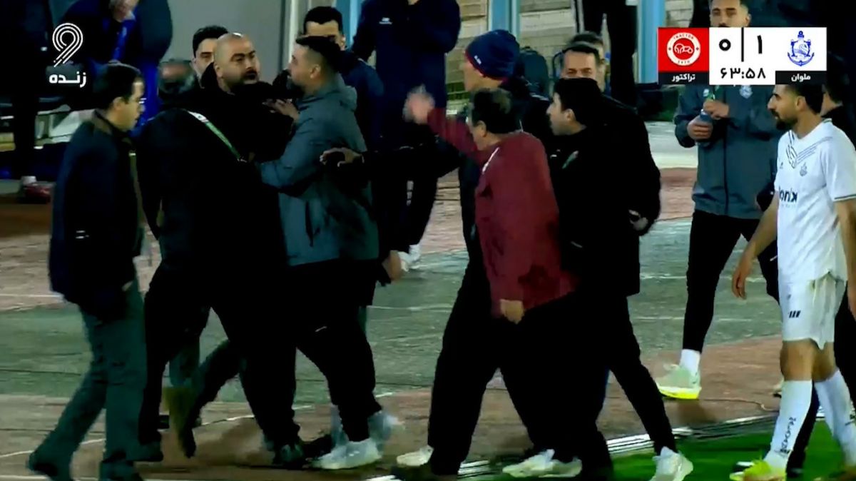 درگیری لفظی شدید مازیار زارع و خداداد عزیزی در حاشیه بازی ملوان - تراکتور فوتبالی | 