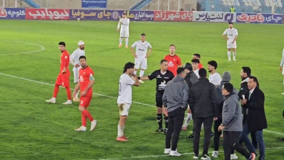 حواشی شجاع خلیل زاده در کنار زمین و اعتراض شدید هواداران ملوان