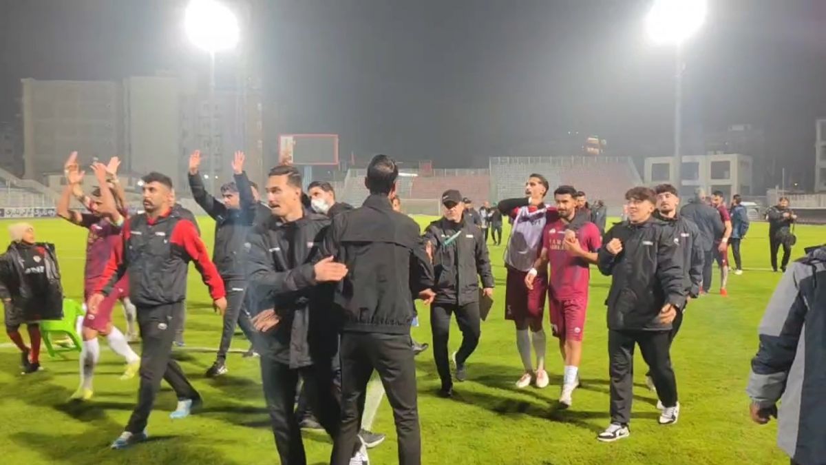 خوش و بش رضا عنایتی سرمربی تیم نساجی با بازیکنان در پایان بازی