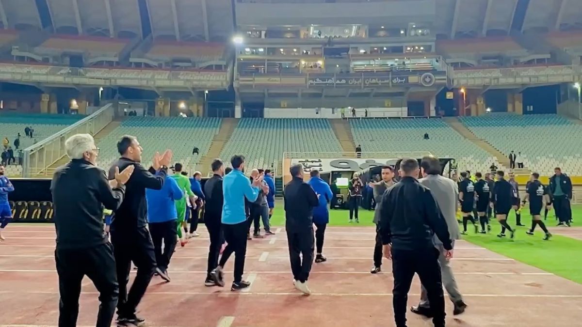 تشویق کنایه آمیز تیم داوری توسط بازیکنان و اعضای تیم استقلال خوزستان بعد از بازی با سپاهان