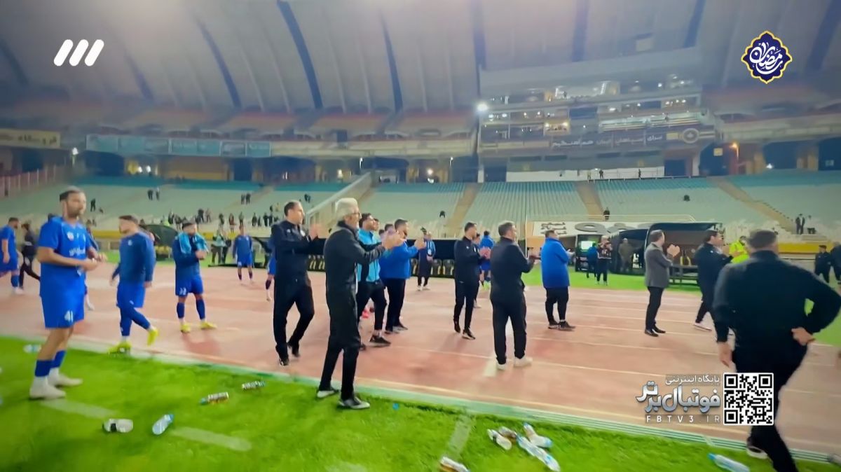 تشویق داور توسط بازیکنان و کادر استقلال خوزستان پس از اعلام دو پنالتی برای سپاهان