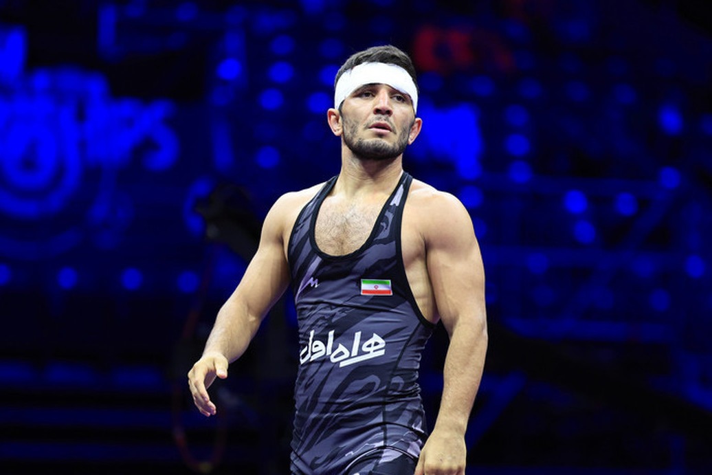 قلم قرمز رنگرز روی نام چند فرنگی‌کار