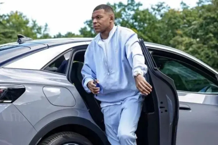 یک هوادار اتلتیکو مادرید به امباپه رانندگی یاد می‌دهد!