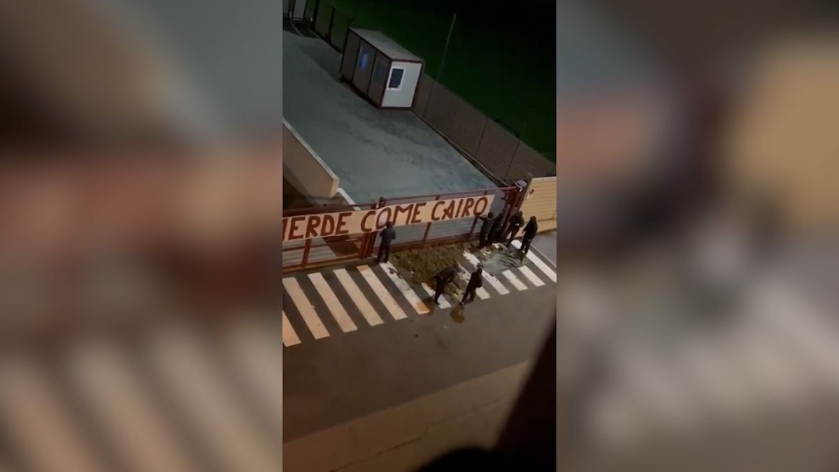 خشم هواداران تورینو ایتالیا از مدیریت باعث شد هواداران کود حیوانی کنار زمین تمرین این تیم بریزند!